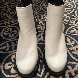 Steve Madden White and Black Ankle Boots 7.5